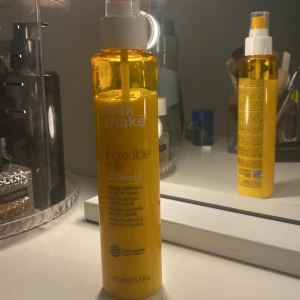 Milk Shake Incredible Milk 12 Effects - Milk Shake Incredible Milk är en multifunktionell hårbehandling med 12 effekter. Den kommer i en gul sprayflaska på 150 ml och innehåller ekologisk mjölk. Perfekt för att vårda och skydda håret. Den doftar helt magiskt - en blandning av vanilj och söt karamell😍😍original pris är 255 men säljer för 125