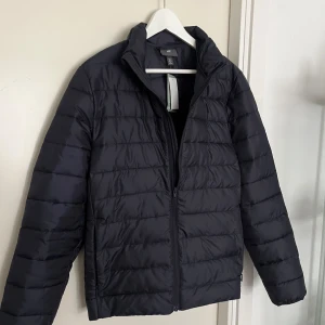 Svart dunjacka från H&M - Oanvänd jacka med lapp kvar från HM! Strl S hör av er vid frågor!