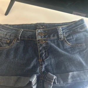jeansshorts  - Snygga blå jeansshorts från Free 2BU med dubbla knappar. Perfekta för en avslappnad stil med uppvikta ben och slitstark denim. Passar perfekt till sommarens alla äventyr! 💓