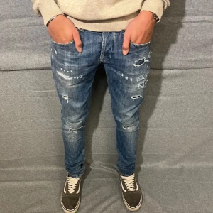 Dondup George  - Dondup George i storlek W32, nypris cirka 3500kr. Priset kan förändras vid snabb affär.