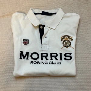 Morris Piké - Tja! Säljer nu denna feta pilé från Morris! Den är perfekt att ha nu till sommar och dessa varmare dagar!☀️Skick: 8/10, perfekt men pga. Det lilla hålet på ryggen som knappt märks. Storleken passar S-M skulle jag säga! Tveka inte med frågor och priset är inte hugget i sten!🤝