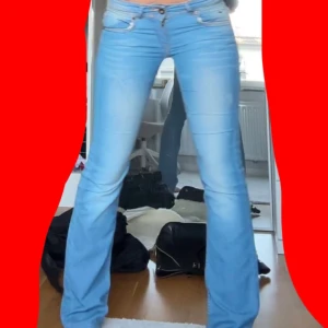Ljusblå bootcut jeans - Snygga ljusblå bootcut jeans med låg midja. Perfekta för en avslappnad stil. De har en klassisk femficksdesign och en lätt tvättad look. Köpte på Vestiaire för 1100kr. Skit snygga men kommer inte till användning längre❤️