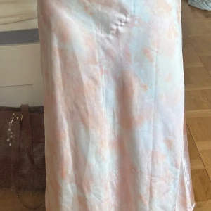 Söt sommarkjol - Söt kjol som är perfekt till sommaren🫶 - säljes pga för kort för mig (är 163cm för referens) - den har några lösa trådar i mitten av kjolen men inget man ser när man har på sig den