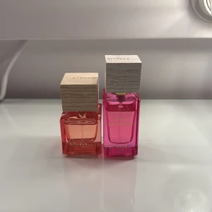 Parfymer från Rituals - Två eleganta parfymer från Rituals. Den ena ör fyrkantig om och den andra är rektangulär. Jag har använt den rektangulära mer och den fyrkantiga är bara tesdad. De har en liknande doft. Och passar till vardag och kväll. De är en blandning av en lätt och tung parfym doft mässigt. 💓💓💓💓💓💓🌼💐🌺