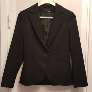H&M svart kavaj, storlek 36 - H&M svart kavaj, storlek 36