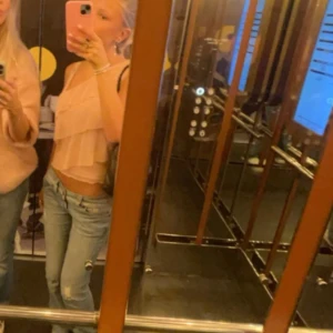 Rosa volanglinne - Säljer ett sött rosa linne med volanger. Perfekt för en somrig look. Linnet är ärmlöst och har en luftig passform.