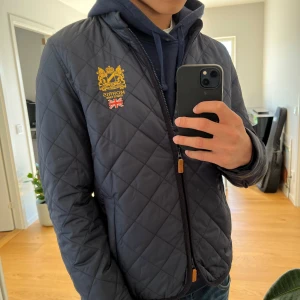 Mörkblå quiltad jacka från Morris - Säljer en quiltad morris jacka. Passar mig som är 184. Nyrpis 2199. Hör av er vid frågor!