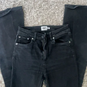 Svarta jeans med dragkedja - Snygga svarta jeans med klassisk femficksdesign och dragkedja. Perfekta för en stilren look. Passar till många olika outfits och tillfällen.