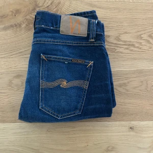 MÖRKBLÅA JEANS FRÅN NUDIE I BRA SKICK - Säljer nu mina mörkblåa Nudie jeans. De är i näst intill utmärkt skick. Inga defekter och perfekta sommar/vår jeans. Skriv om ni har fler frågor🤗 gå in och titta på profilen säljer en massa från garderoben.
