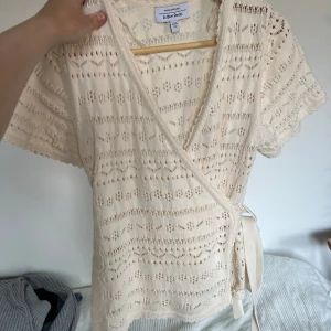  Virkad topp, and other stories - Virkad/stickad topp från and other stories i cremevitt. XS men passar även S. Nypris: 600