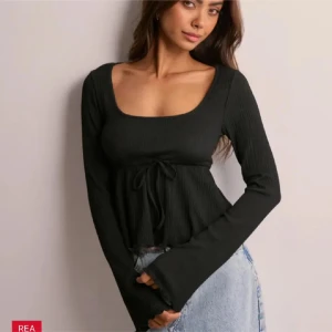 Svart ribbad topp från Nelly - Topp från Nelly, nopprig på sina ställen men inget man tänker på❤️