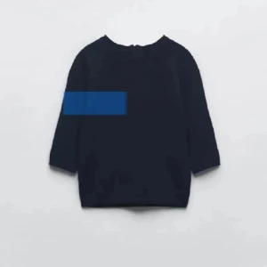 Mörkblå tröja med trekvartsärm - Snygg marinblå tröja med trekvartsärm. Perfekt för en stilren look. Passar bra till både jeans och kjol.