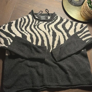 Zebramönstrad tröja  - Säljer en av mina favorit tröjor då jag rensar garderoben! Jätterin, inge nopprig alls och är bekväm. Den sitter fint, fått många komplimanger och är perfekt nu till våren! Pris kan diskuteras ❤️