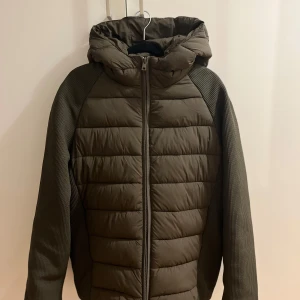 Gutteridge italiensk cardigan -  Säljer mina otroligt fina cardigan som är knappt använd. Den är köpt i Venedig Italien och har använts ca två gånger. Passar mig perfekt 174cm 60kg.