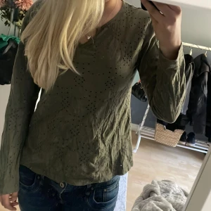 Oliv grön tröja - Super fin tröja, säljer då den är för stor på mig.
