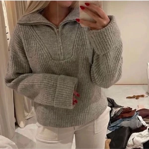 Stickad tröja  - Superfin stickad tröja i storlek xs men passar även mig som har s/m🫶🏻lånade bilder! 