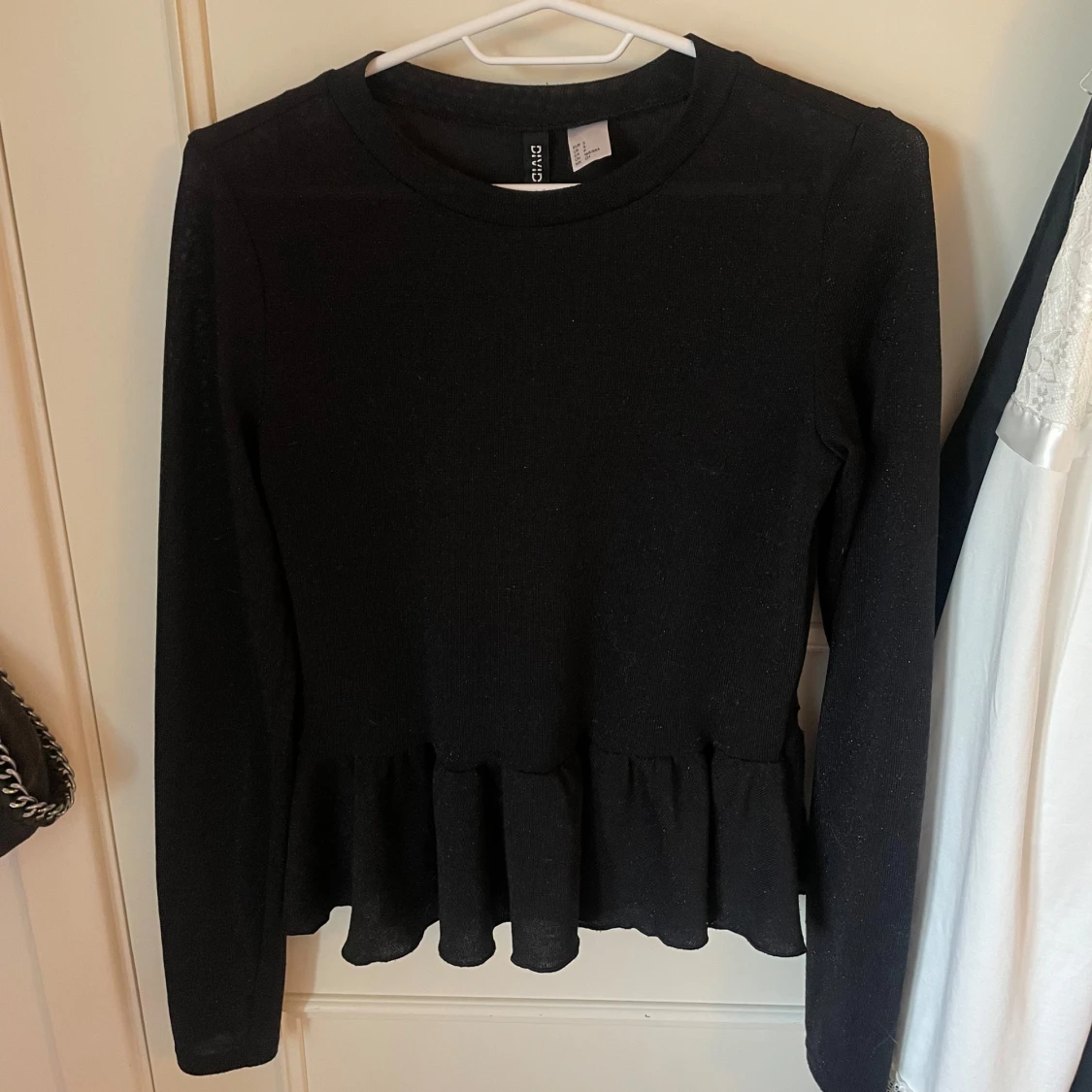 Svart glittrig topp från Gina Tricot - 2