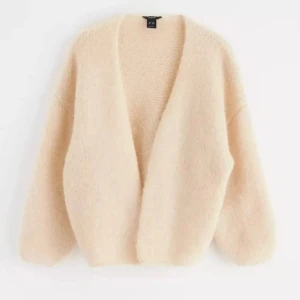 Beige kofta  - Säljer nu denna super populära koftan från Lindex! Endast använd några fåtal gånger 💞 pris går att diskuteras!