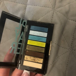 Ögonskuggspalett från Revlon Colorstay - Snygg ögonskuggspalett från Revlon Colorstay med åtta färger, inklusive blå, grön, brun och guld. Perfekt för att skapa både vardagliga och dramatiska looks. Kompakt och lätt att ta med sig.