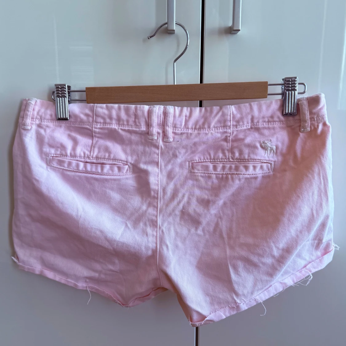 Lågmidjade ljusrosa shorts från Abercrombie & Fitch - 1