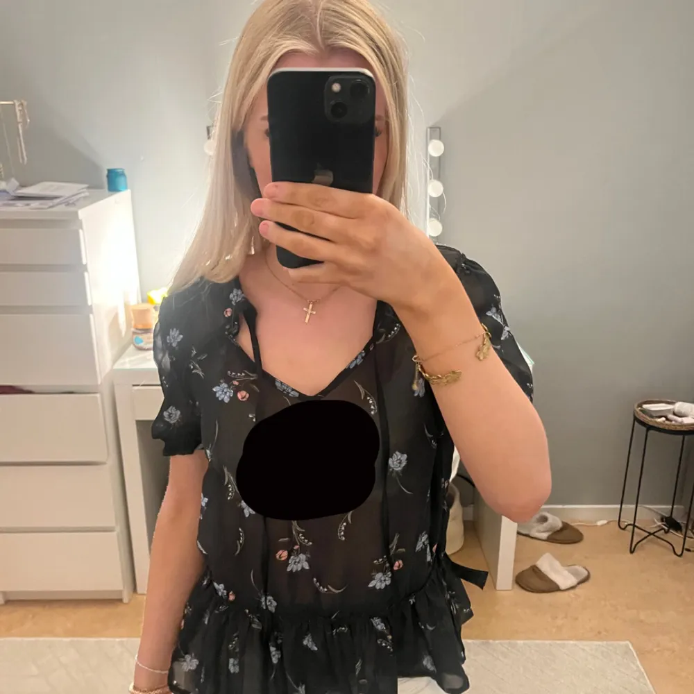 Super söt svart blus med blommigt mönster och volangdetaljer. I nytt skick, inga defekter. . Puserot.