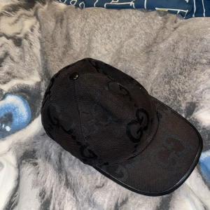 Jumbo Gucci keps - Hej säljer mina svarta Jumbo Gucci keps! Kepsen är äkta och kvitto samt ”bagen” (väskan) kommer med köp om man vill ha. Säljer kepsen på en start pris på 1500kr. Pris kan diskuteras vid snabbaffär.