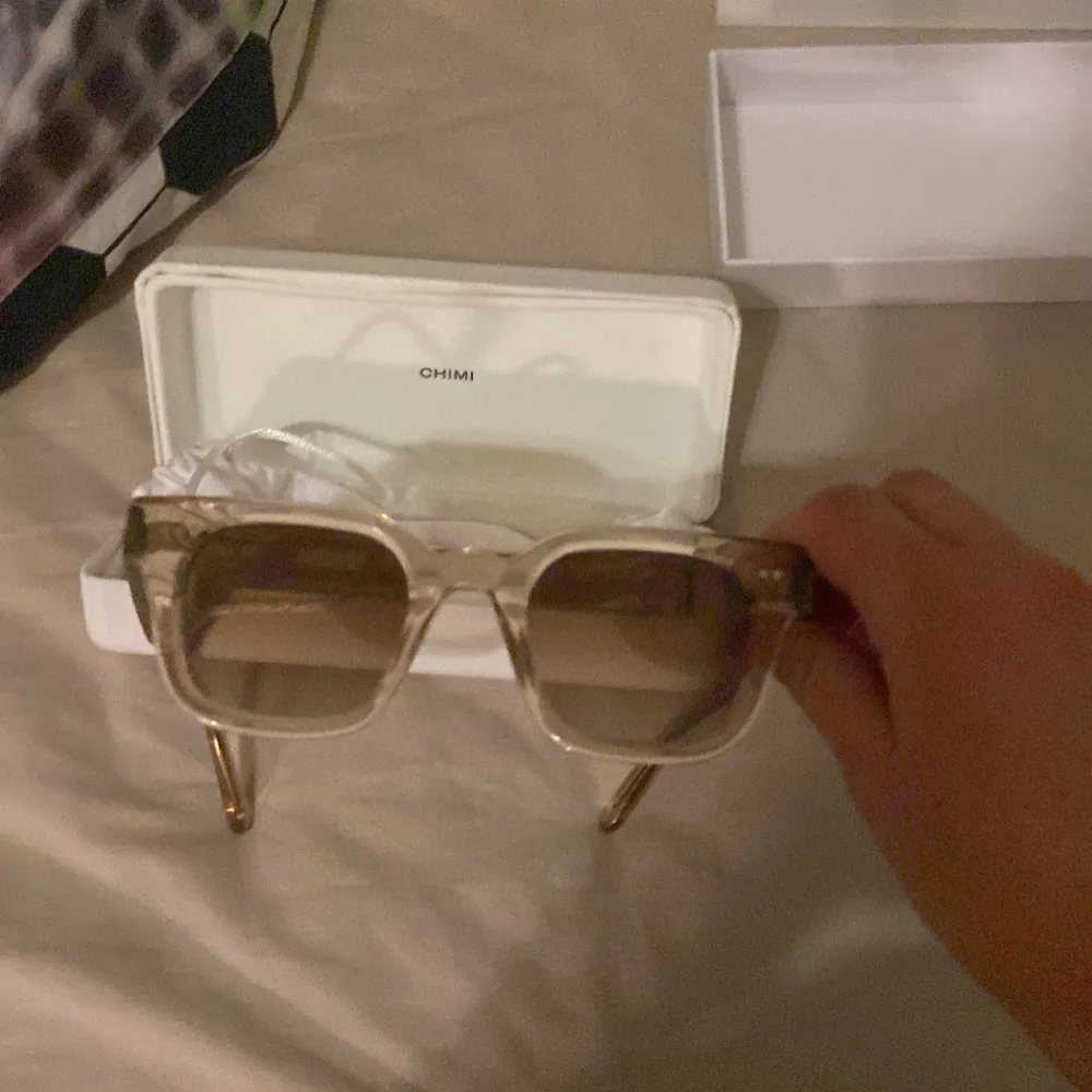 Snygga transparenta solglasögon från Chimi med fyrkantig form och bruna tonade glas. Perfekta för en stilren look. Kommer med originalförpackning. De är 100% äkta från hemsidan Chimi använda bara några gånger.. Asusteet.
