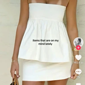 Vit axelbandslös topp från Peppermayo - Säljer den sötaste tubtoppen från peppermayo i storlek 34 med resår i ryggen så passar kanske en liten m men iaf s och xs skulle jag säga❣️så fin och passar till alla tillfällen, den är helt magisk och i linnematerial, en riktig sommardröm❣️helt ny och köpt för 623+tull. Två sista bilderna är mina