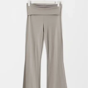 Beige yoga pants - Snygga beige bootcut byxor med hög midja. Perfekta för en stilren look. Tillverkade i ett mjukt och bekvämt material som ger en skön passform. 