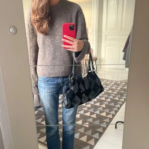 Svart axelväska - Super fin svart axelväska som passar till allt! Säljer då jag inte har plats för fler väskor💘Baksidan är mest sliten, se bild tre, men är inget man märker när man har på sig den.