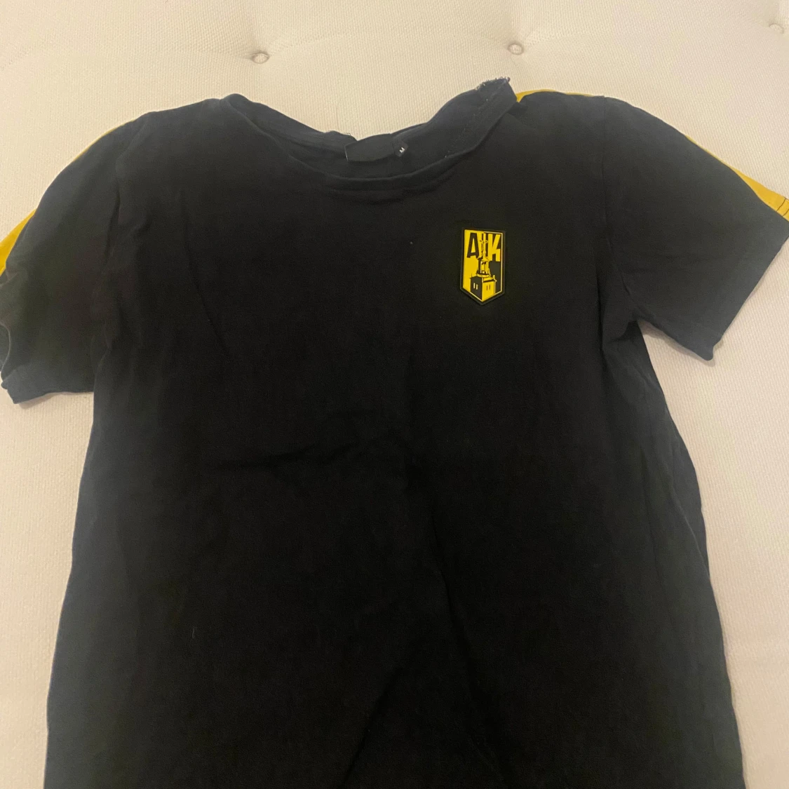 Svart t-shirt med gul text