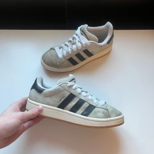 Adidas campus 00s - Snygga gråa Adidas Campus sneakers. Storleken är 39,5. Perfekt till sommar och vår. Mycket bra skick. Fråga om du har frågor