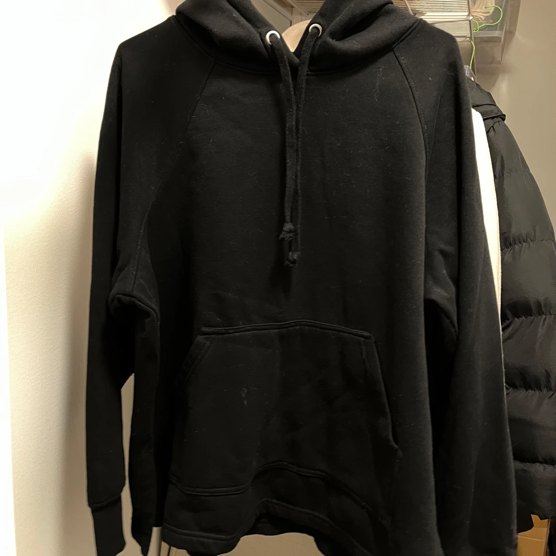 Svart hoodie med slits på sidorna  - 1