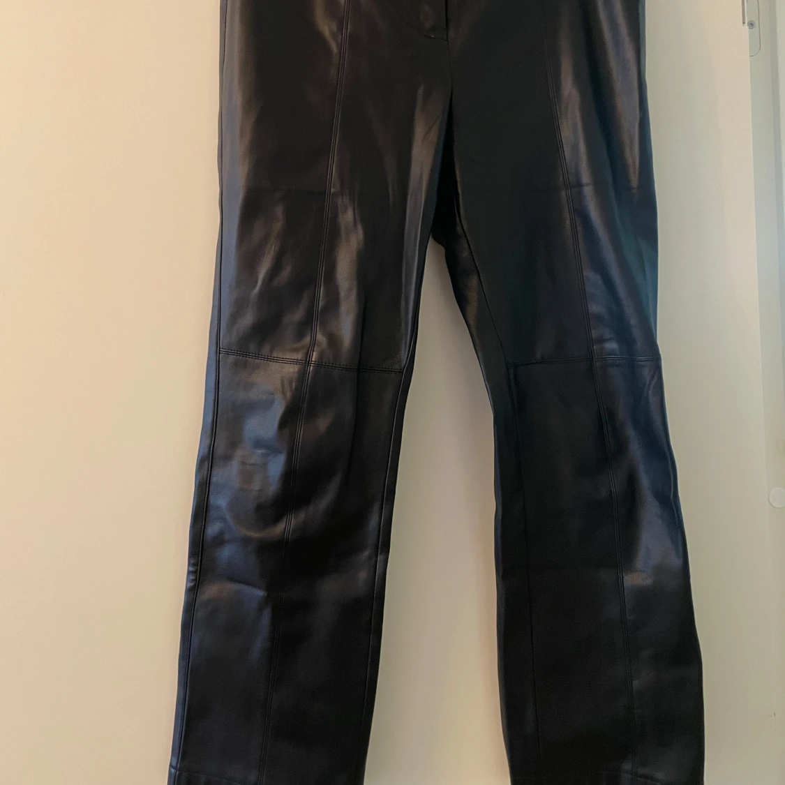 Svarta skinnbyxor från Sfera