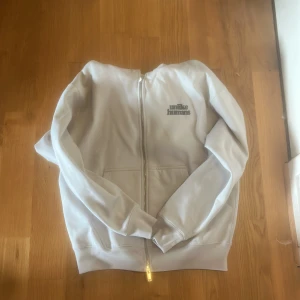 Vit hoodie från Unlike Humans - Säljer en benvit hoodie från Unlike human, den är i helt nytt skicka har inte använts. Den är i storlek xs och är riktigt skön. Perfekt för en avslappnad look. Den har luva, fickor och en dubbel dragkedja. Pris kan diskuteras 