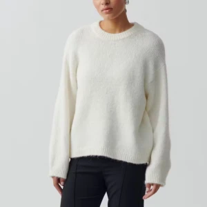 Vit stickad tröja - Säljer en mysig vit stickad tröja från Gina tricot, nypris: 399kr. Säljer pågrund av att den inte kommer till användning. Bra skick, skriv för fler bilder ifall du är intresserad.💗💗