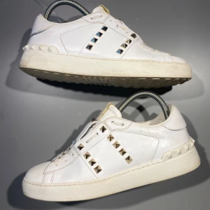 Valentino skor - Hej! Säljer nu mina skor från märket Valentino, storlek 38, bra skick en nit saknas. Givetvis äkta, Tveka inte på att höra av dig om du har frågor eller funderingar kring skorna!