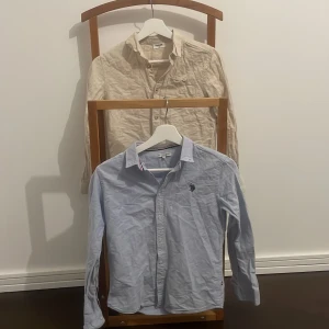 Två skjortor - Säljer nu två riktigt feta skjortor. En från uspa polo och en från kappahl. Dm för att bara köpa en utav dom. Den blå skjortan för 140 och den beiga för 60. Hör av er vid frågor! Kanske kan gå ner lite i pris vid snabb affär.