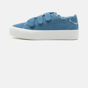 HELT OANVÄNDA JEANSSKOR EVEN&ODD - Helt oanvända med prislapp och slutsålda jeansskor från Even&Odd. Säljer vidare eftersom de tyvärr var förstora för mig. Dessa är perfekta nu till sommaren och passar till nästan allt! 💞 kontakta om ni jag några frågor 😇