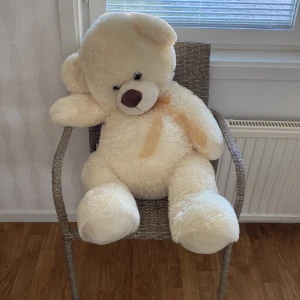 Stor nallebjörn från Grönalund - Gigantisk stor nallebjörn som jag vann i Gröna Lund!