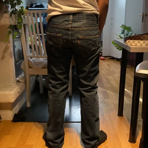 Mörkblå jeansbyxor från Levis - Säljer ett par Levis 504 straight, då de inte kommit till användning, skick 8/10 då de har en liten slitning men som ser ut som design vid vänster fickan man inget som syns jätte tydligt! Pris kan diskuteras hör av er!