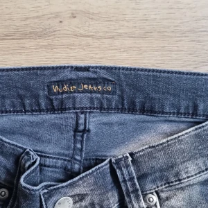 Nudie jeans - Liten skada som knappt syns 