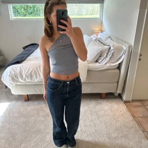 Grå oneshoulder topp - Supersöt grå oneshoulder topp från Zara med en blandning av mesh och stickat! 🩶