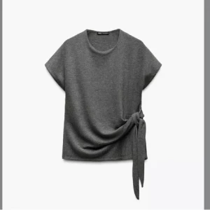 Mörkgrå knyt topp från ZARA - Säljer en stilren mörkgrå topp från ZARA med en knytning på sidan.💖💖 