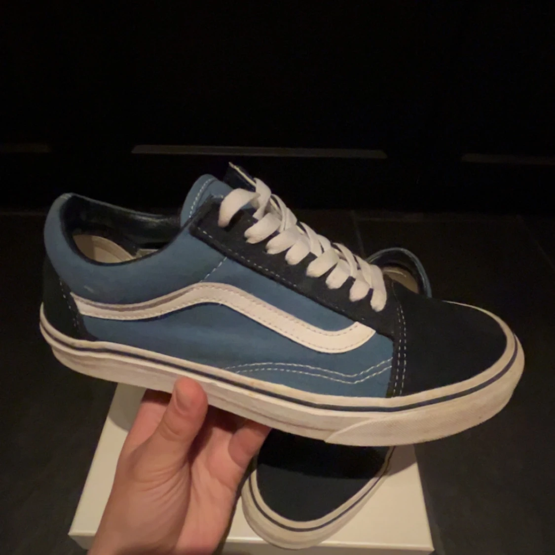 Blå och svarta sneakers från Vans - 1