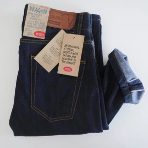 Selvedge jeans  - Hej säljer dessa selvedge jeans i storleken 28/34 de är helt nya me tags på passar mellan 175-185 passformen är slim fit skulle jag säga skriv vid frågor och funderingar mvh Lukas 
