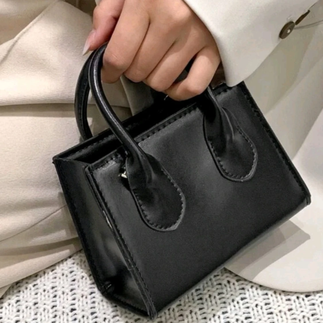 Svart minihandväska