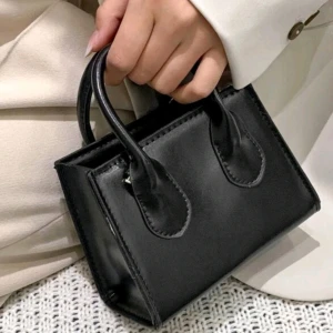 Svart minihandväska - Snygg mini handväska från shein med två handtag och dragkedja. Nypris 99 kr. Aldrig använd och säljer därför! Axelbandet som finns med på bild 2 och 3 saknas, annars inga defekter och helt ny!💕