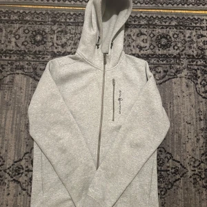 Grå hoodie med dragkedja - Säljer en stilren grå hoodie från sail racing då den inte passar längre, skriv gärna vid intresse!
