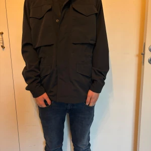 Jack and Jones field jacket - Säljer denna stilrena och snygga field jacka från Jack and Jones. Som i nyskick köpt för någon månad sedan men användes bara 1 gång då den var för stor. Nypris är över 800kr mitt pris endast 399kr men pris kan diskuteras. Hör av er vid mer frågor.//47 garderoben 
